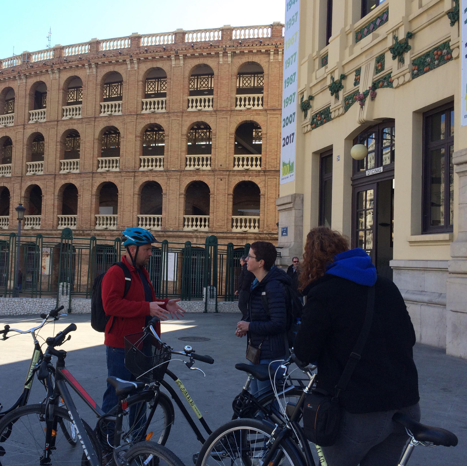 Grupo de ciclistas en una ruta de bici BikeAlao en la Ciudad de Artes y Ciencias