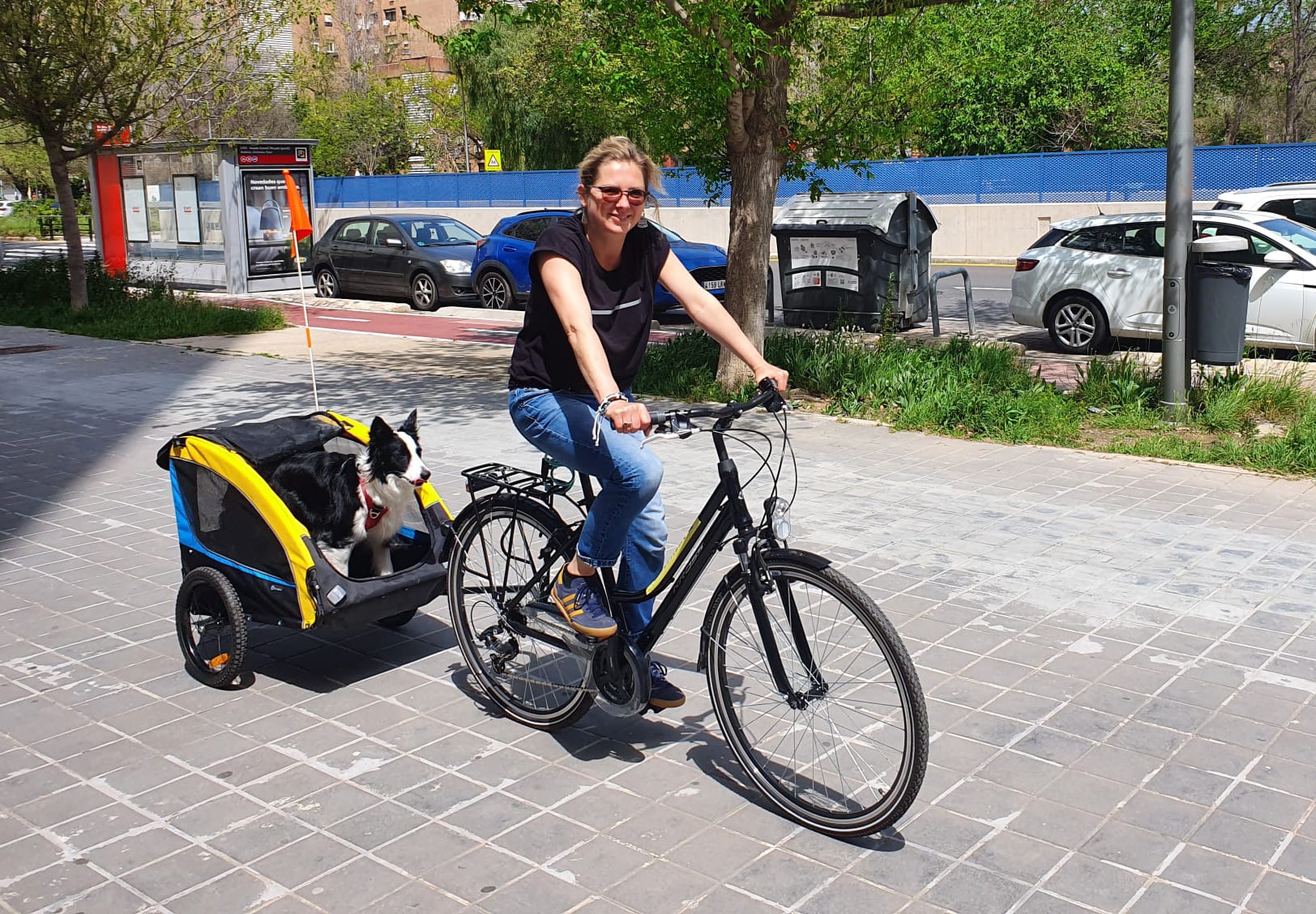 Vrouw op fiets met hond