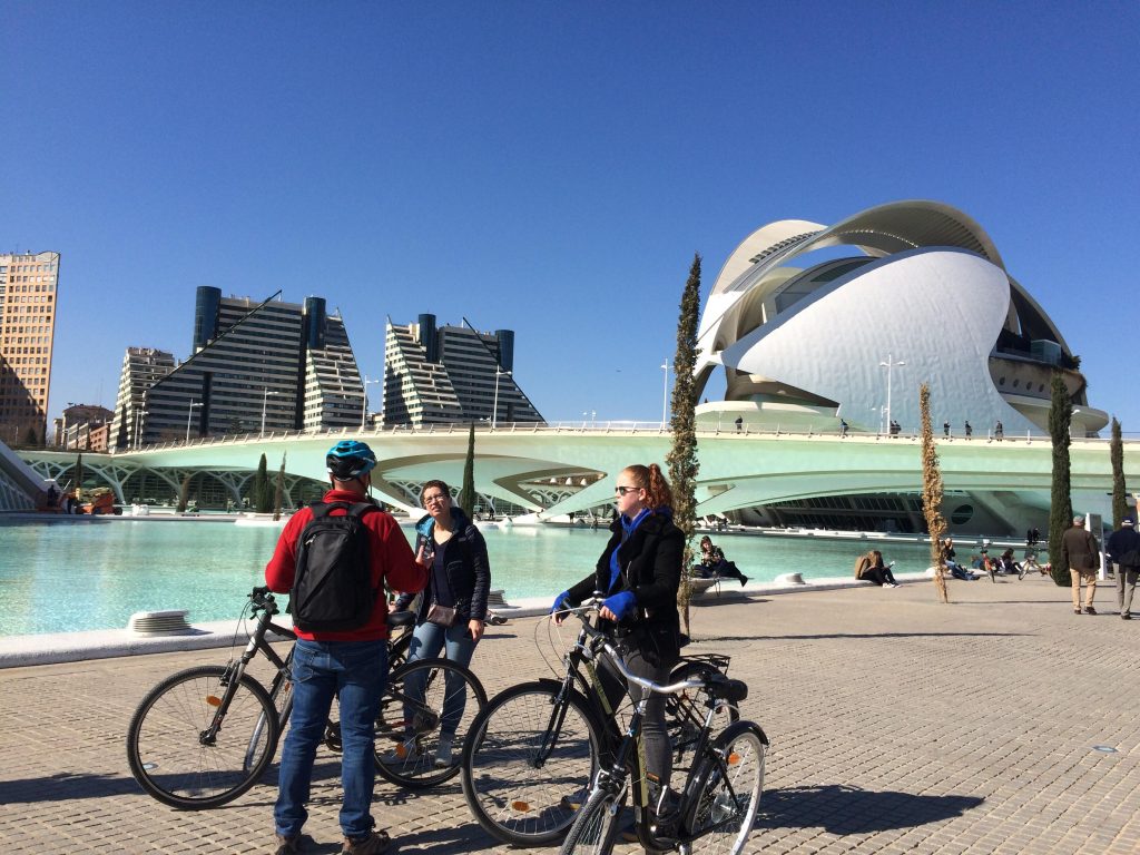 bicis en la Ciudad de las Artes y Ciencias en Valencia