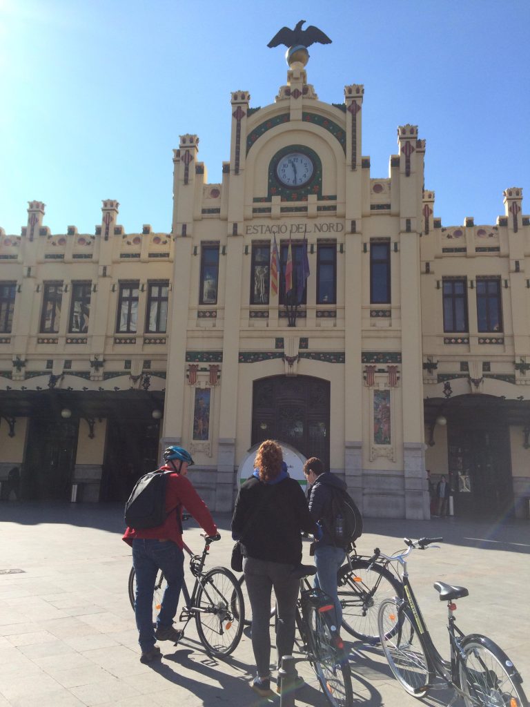 bicis delante de la Estación de Norte de Valencia